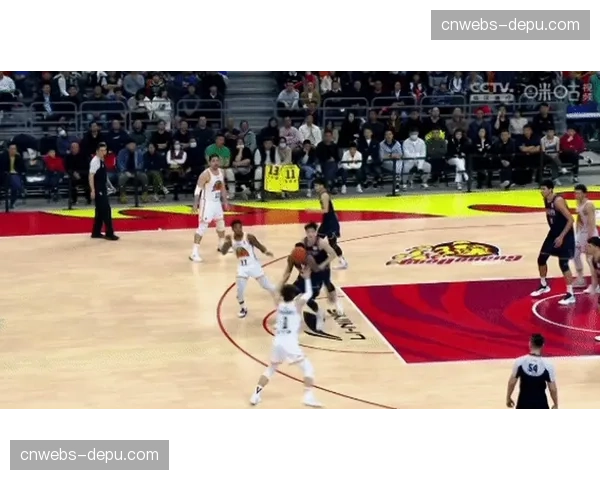 特写：镜头记录下兰斯主场边线裁判与VAR操作员就一次越位判罚的紧急沟通