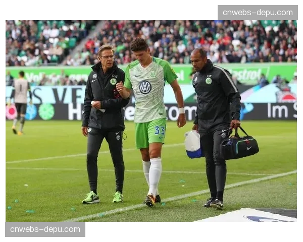 伤情通报：沃尔夫斯堡核心中场因肌肉疲劳缺席合练，预计影响转换出球