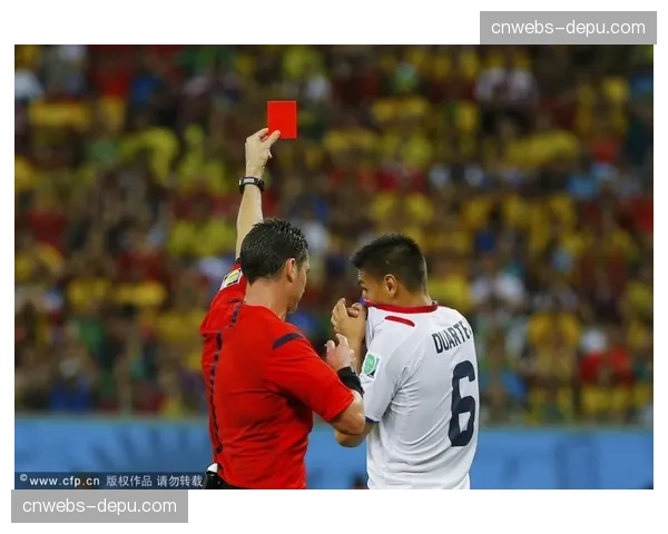 红牌!巴伦西亚后卫两黄变一红被罚下场 红牌!巴伦西亚后卫两黄变一红被罚下场